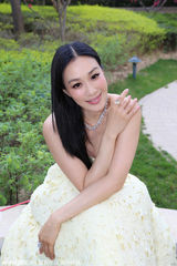 组图：钟丽缇携爱女蕾丝礼服亮相 小萝莉送飞吻