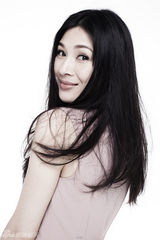 组图：童蕾时尚大气写真诠释唯美女人味