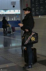 组图：张静初“抛弃”《唐伯虎2》 转场被偷拍