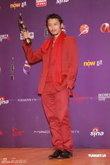 幻灯：香港金像奖后台 谢霆锋举奖杯满脸兴奋