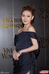 组图：吴尊当爸派红包 吴镇宇走秀范儿足获赞