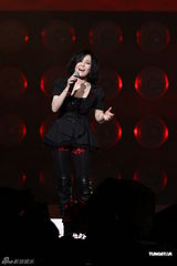 组图：周杰伦首次高雄开唱 江蕙助阵合唱《屋顶》