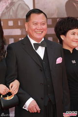 组图：万梓良携太太及亲友亮相金像奖红毯