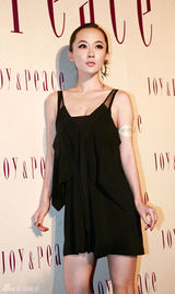 组图：霍思燕上海出席代言摩登短裙秀玉腿