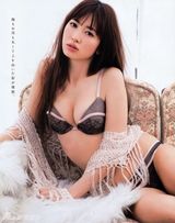 组图：小嶋阳菜性感写真显妩媚 展现玲珑曲线