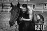 组图：硬汉邵兵登封面 马场大片成熟颓废