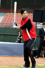 组图：吴建豪新片演绎棒球达人 王予柔绯闻遭追问