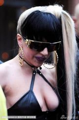 组图：Lady Gaga街头拍片衣着单薄 秀豪乳引人注目