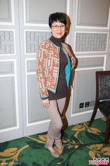 组图：白雪仙梅雪诗纪念任剑辉 贵气珠宝环身