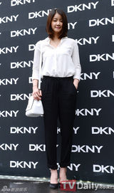 组图：少时Tiffany亮相时装展 宋茜高叉裙性感