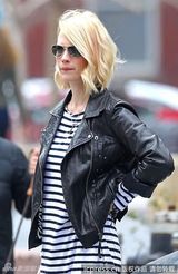 组图：詹纽瑞-琼斯街拍 短款机车夹克搭条纹衫