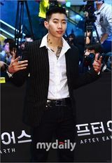 组图：史密斯父子出席《After Earth》首尔红毯