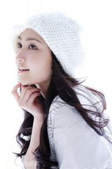 幻灯图集：姚笛纯白唯美写真 卷发戴帽俏皮可爱