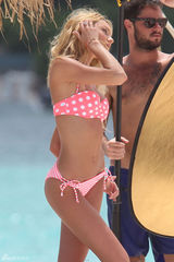 组图：超模坎蒂丝海边拍写真 性感比基尼上阵