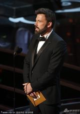 组图：《逃离德黑兰》获最佳影片 阿弗莱克吻妻