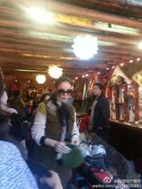 组图：王菲民族风装扮游丽江古镇素颜逛街