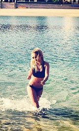 组图：丽塔-奥拉迪拜度假玩high秀性感身材