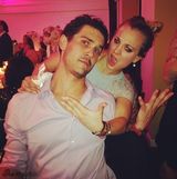 组图：《大爆炸》佩妮结婚 与新婚丈夫甜蜜满满