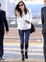 组图：金秀贤全智贤机场重聚 黑白配登对