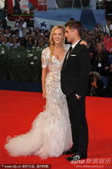 组图：《不顾一切》首映 埃夫隆帅气编剧美背抢镜