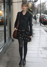 高清组图：泰勒-斯威夫特伦敦街拍皮衣搭配短裙