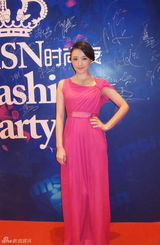 组图：秦岚桃红裙出席时尚派对 获封风尚艺术明星