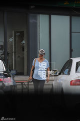 马雅舒挺大肚逛超市 空手而归路边摊买水果(图)