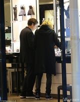 组图:40岁海蒂-克鲁姆搭27岁嫩草 牵手搭肩逛街