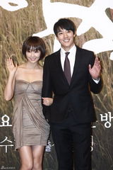 高清图：韩星金来沅秀爱新剧《千日的约定》记者会