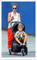 组图：杰西卡-阿尔芭携女现身装扮抢眼