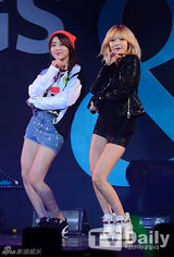 组图：2NE1与BEAST等韩团拼盘开唱秀劲舞