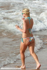 组图：希尔顿与男友鸳鸯浴 海滩戏水被搂蛮腰