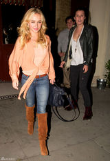 组图：海顿-潘妮蒂尔街拍搭配潮包