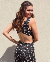 组图：妮娜-杜波夫长裙现身杂志签名会