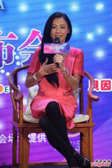 张柏芝出席综艺节目 粉嫩短裙身材苗条依旧