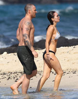 组图：梅根-福克斯现身夏威夷海滩比基尼秀身材