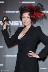 组图：吴建豪戴黑钻耳机压轴走秀 空运礼物表孝心