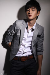 高清图：黄明凭《80后》人气急升 写真秀潇洒帅气