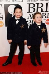 组图：明星小萌娃亮相红毯 搞怪不断嘻哈范