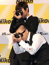 组图：BigBang与2NE1等出席YG与相机品牌签约仪式