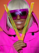 组图：GaGa全裸登封面 玉手遮三点一览无遗