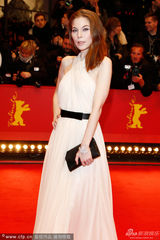 组图：澳洲女星诺拉-瓦德斯坦特白裙亮相红毯
