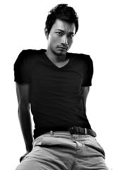 组图：江洋黑白蜕变 双色型男大玩酷感