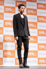 高清组图：韩星金允锡刘雅仁宣传新片《格斗少年》