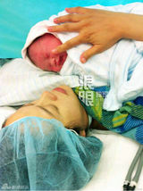 组图：罗嘉良苏岩女儿首曝光 三口幸福相拥