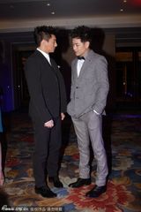 组图：吴奇隆林志颖贴耳热聊破不和传闻