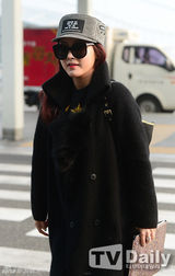 组图：韩团T-ara赴成都开唱 闪亮亮相机场