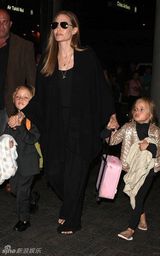 组图：朱莉手擒龙凤双胞胎现身 儿女安静可爱