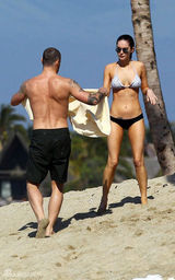 组图：梅根-福克斯现身夏威夷海滩比基尼秀身材