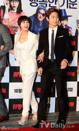 组图：《绅士》重聚韩片《占卜师》首映式